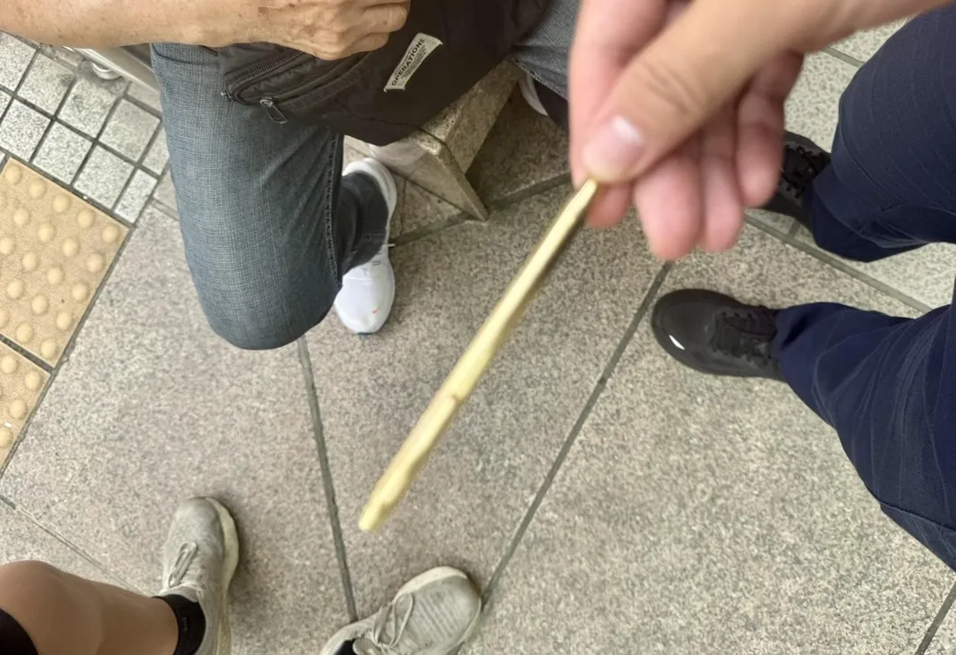 老翁出示身上的筆。（圖／翻攝畫面）