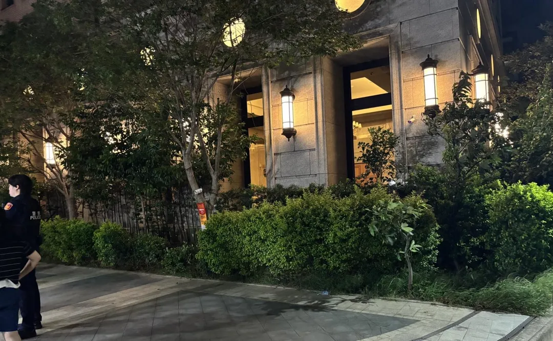 新莊一名13歲少年不慎從2樓墜落。(圖/翻攝畫面)