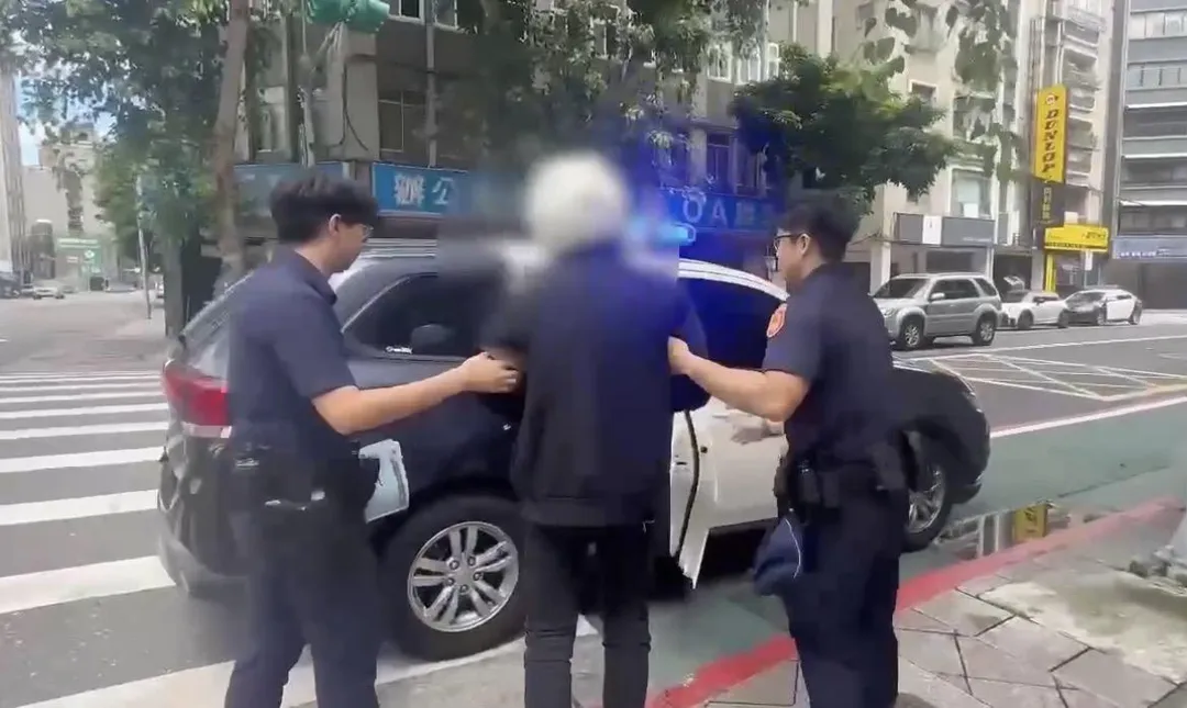 男子二度衝撞警方遭移送法辦。（圖／翻攝畫面）