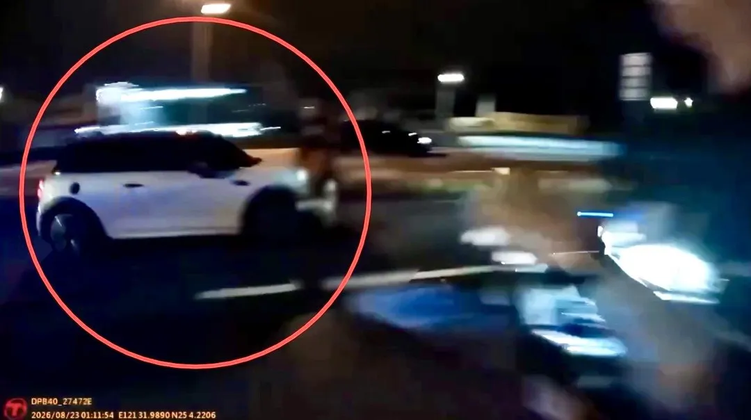 男子駕車衝撞警方攔檢站。（圖／翻攝畫面）