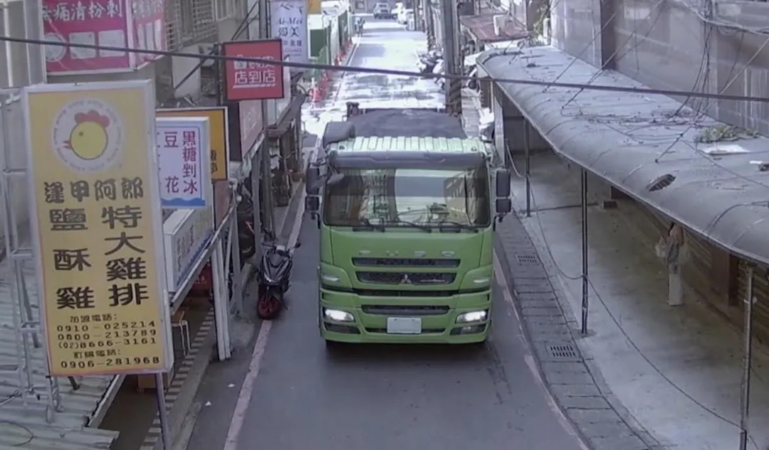 警方追查發現砂石車非法載運土方。（圖／翻攝畫面）