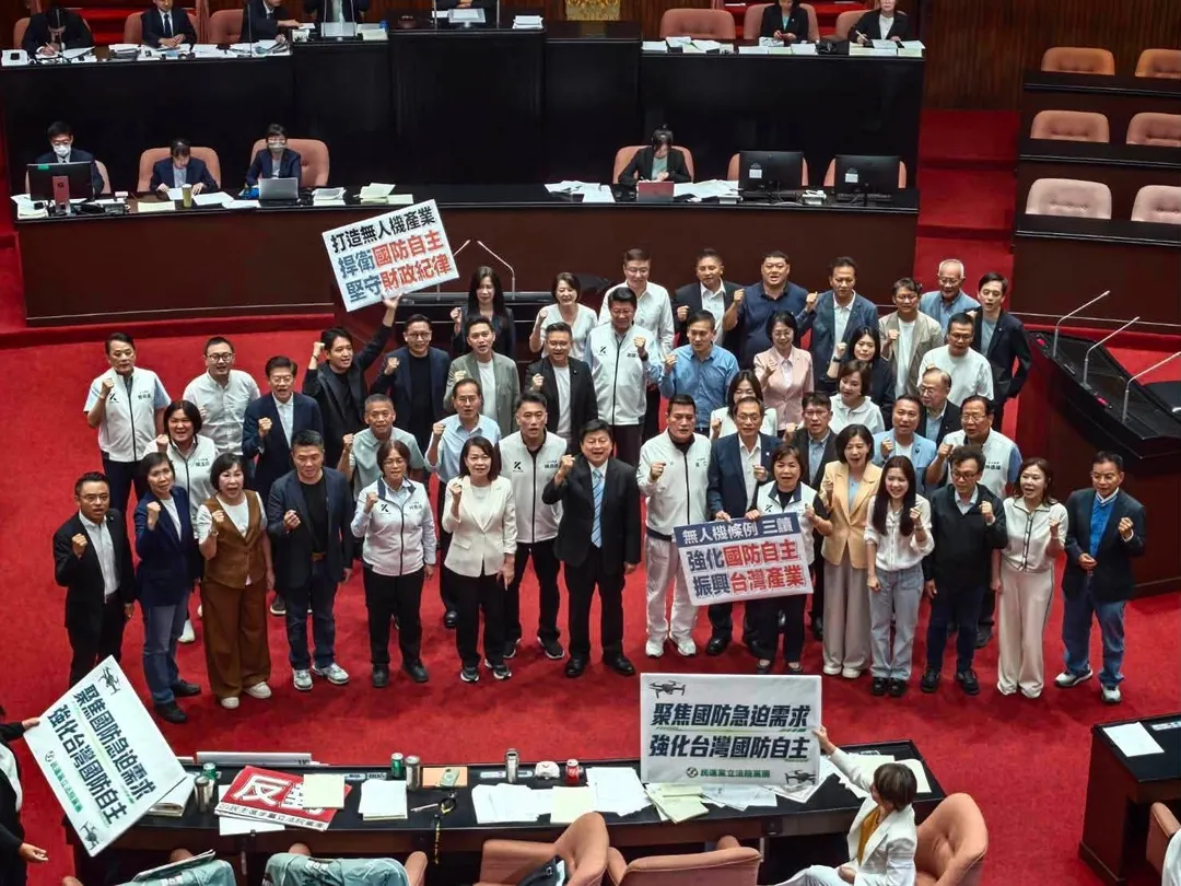 立法院27日三讀通過《強化國防自主暨無人載具產業發展條例》，國民黨立委手持標語合影。（圖取自傅崐萁臉書）