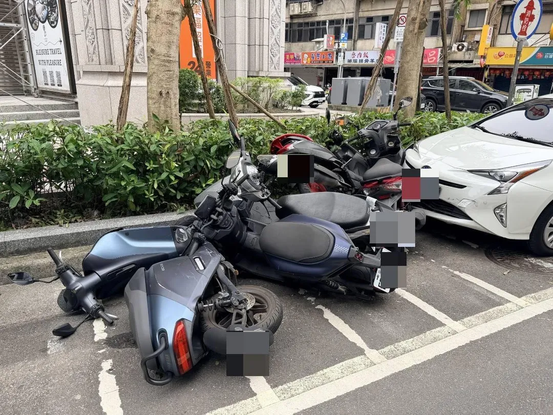 路邊5輛機車慘遭波及。（圖／翻攝畫面）