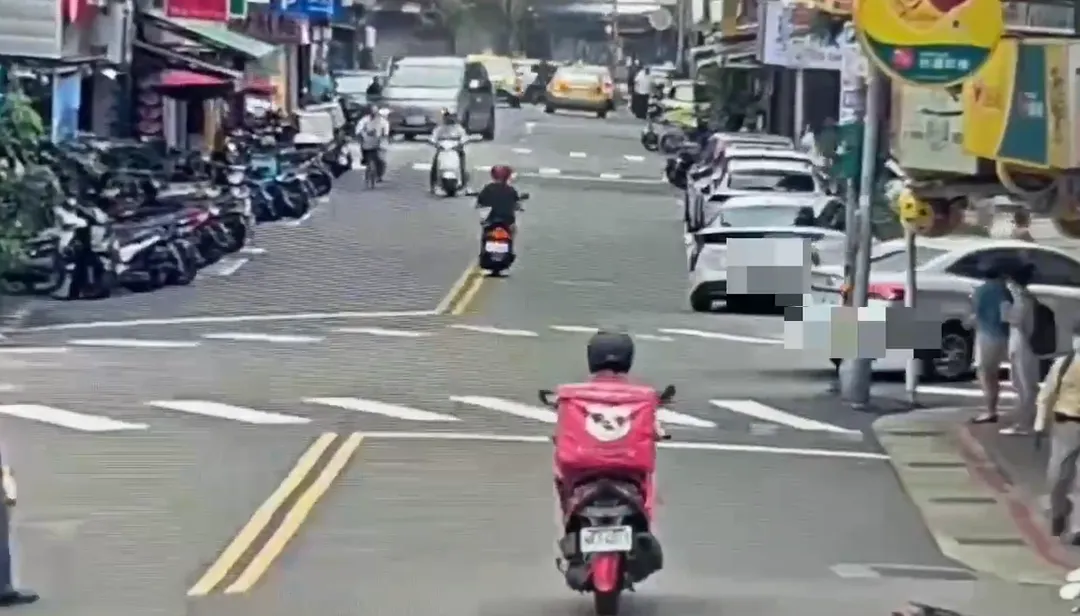 小客車不明原因右偏撞擊一旁停在路邊的機車。（圖／翻攝畫面）