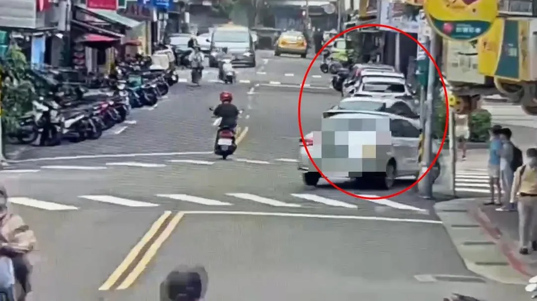 小客車不明原因右偏。（圖／翻攝畫面）