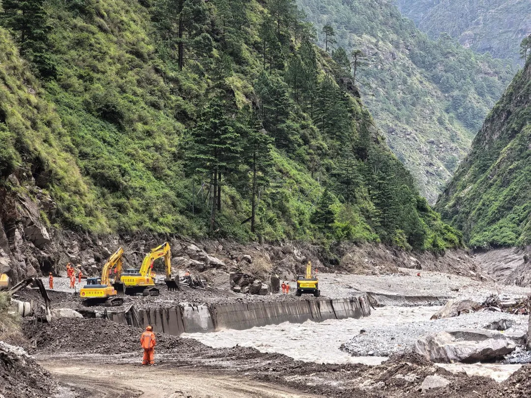 西藏自治區日喀則救援人員，27日搶修通往吉隆口岸的道路。（圖／路透社）