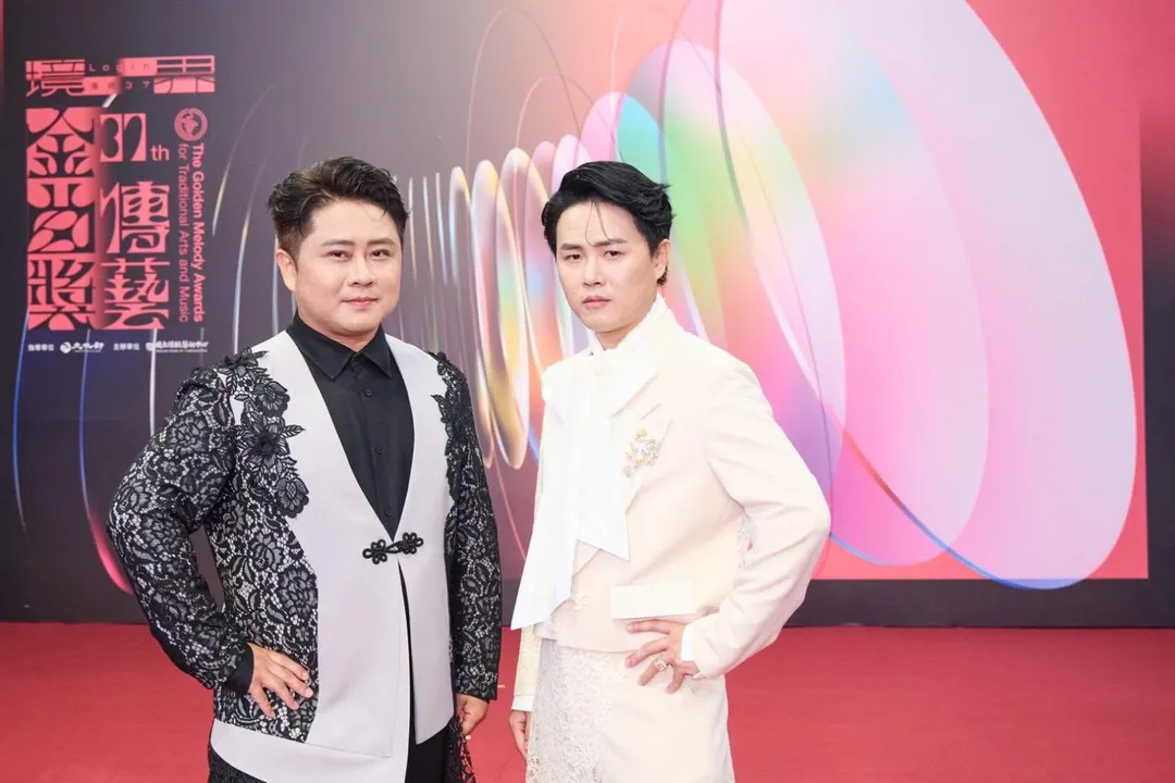 陳昭瑋(左)近日首度與弟弟陳孟賢合體主持第37屆傳藝金曲獎紅毯。(圖/翻攝陳昭瑋 臉書)