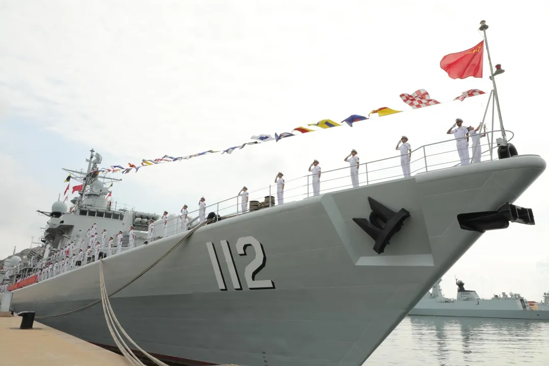 112艦「哈爾濱艦」28日在青島軍港正式退役。（圖／新華社）