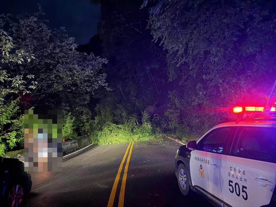 南投仁愛鄉台14線人止關路段27日晚間發生邊坡崩落，大量土石及路樹覆蓋路面。（圖／中天新聞）
