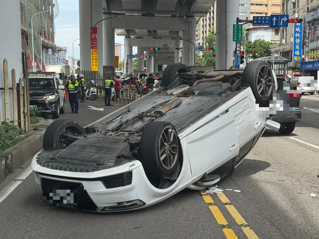 簡姓男子疑因分心撞擊分隔島導致車輛翻覆，警消趕抵救援。（圖／警方提供）