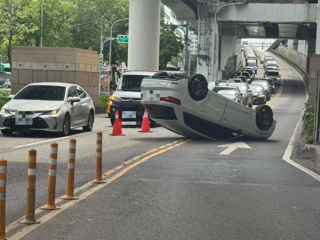 簡姓男子疑因分心撞擊分隔島導致車輛翻覆，警消趕抵救援。（圖／警方提供）