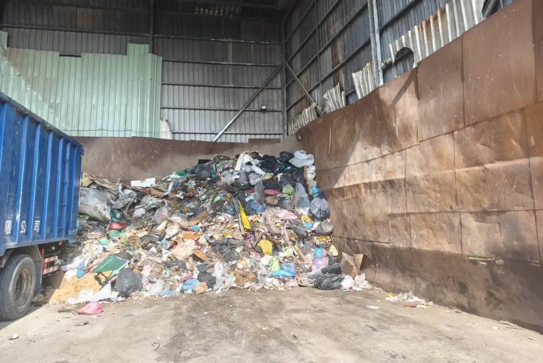 路竹農地非法堆置場情形。(圖/高雄市政府環保局提供)