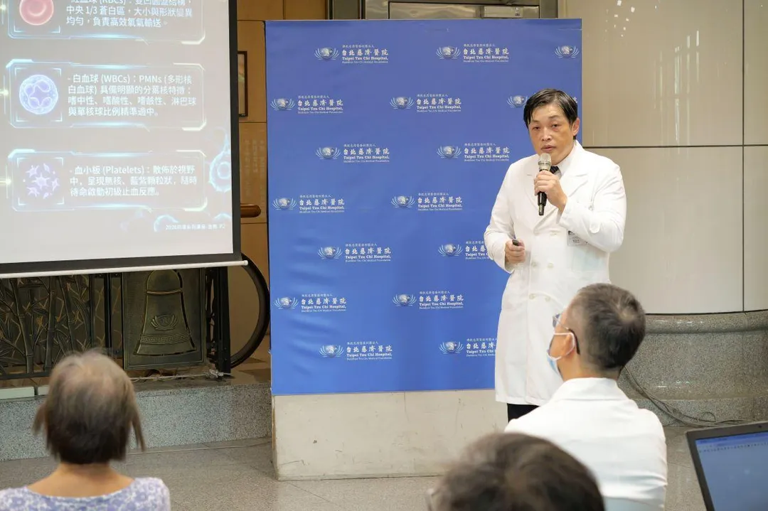 劉益昇醫師說明，目前慢性白血病已有針對特定基因異常的標靶藥物，可抑制異常細胞生長、穩定病況，五年存活率已達九成以上。（圖／台北慈濟醫院）