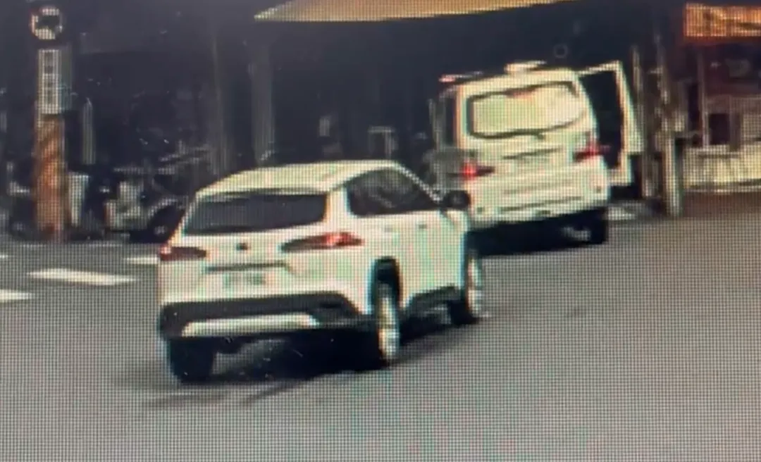 傷者分別為約38歲的民間救護車女性副駕駛，主訴頸部疼痛；另一名為約59歲的自小客車男性駕駛，主訴腿部疼痛。（圖／翻攝畫面）