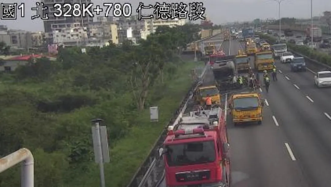 現場火勢撲滅後方車流嚴重回堵。（圖／翻攝自國道公路即時網）