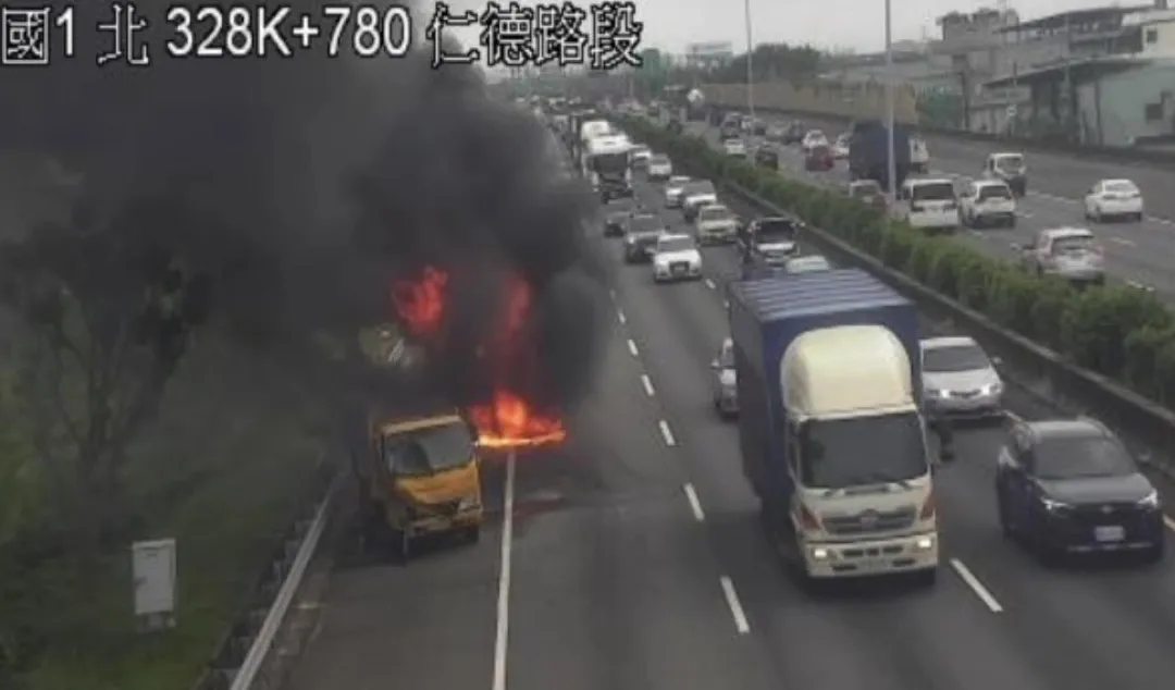 國道1號仁德段發生火燒車事故。（圖／翻攝自國道公路即時網）