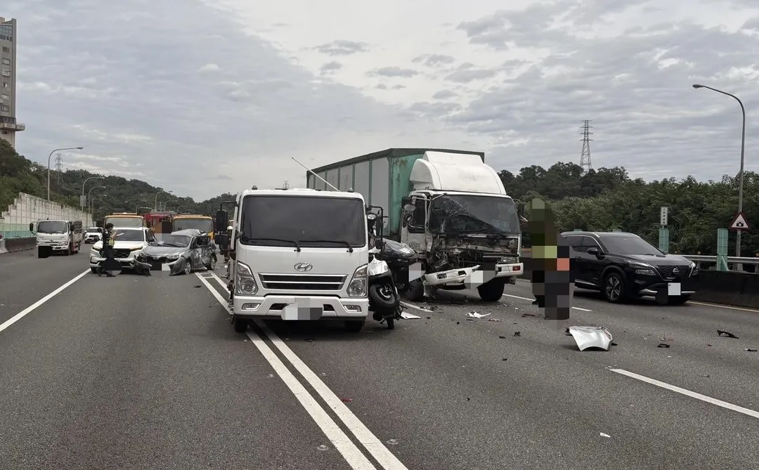 國道1號南港段今發生4車連環撞事故。(圖/翻攝畫面)