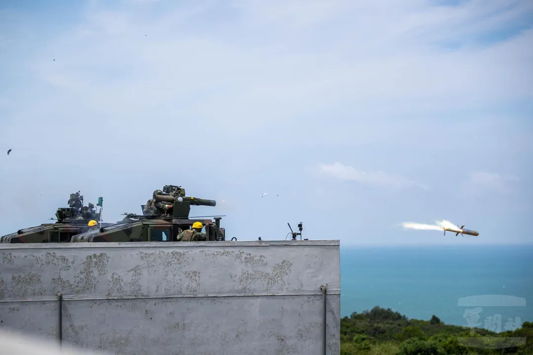 陸軍的M1167拖式飛彈車首度公開以俯射方式發射拖式2B飛彈。(圖/軍聞社)