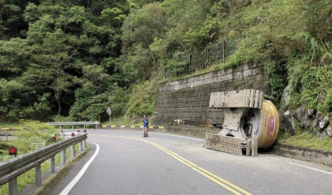 挖土機翻落佔據路面。（圖／翻攝畫面）