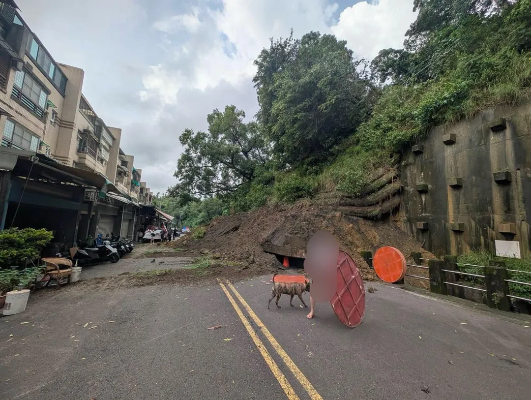 高雄市小港區松富街今（28）日下午發生擋土牆崩落意外。（圖／警方提供）