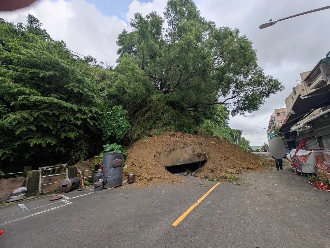 經警方初步清查，所幸擋土牆崩塌當下並無人員受困或遭波及，暫時未傳出傷亡情事。（圖／警方提供）