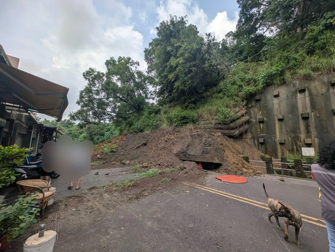 現場大量土石與水泥塊傾洩而下並佔據部分車道。（圖／警方提供）