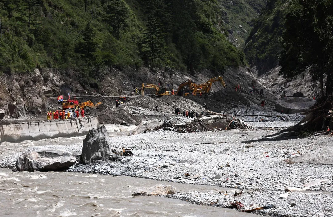 救援隊伍採取「水、陸、空」並進方式挺進。（圖／新華社）