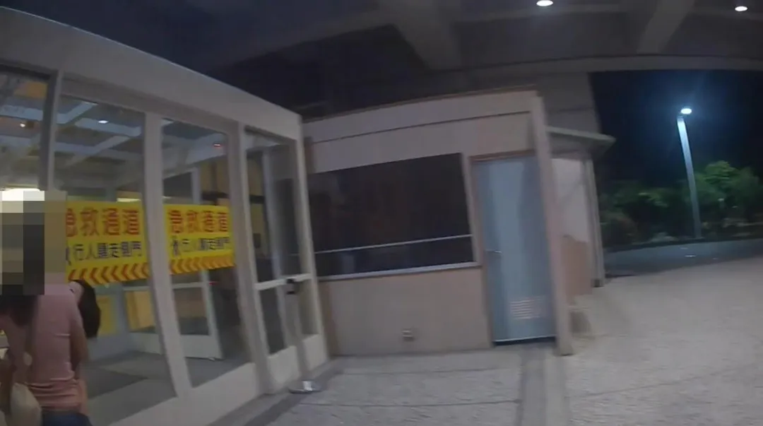 台中1歲8個月男童深夜突抽搐，員警開警報器護送，5分鐘內安全抵達醫院。（圖／中天新聞）