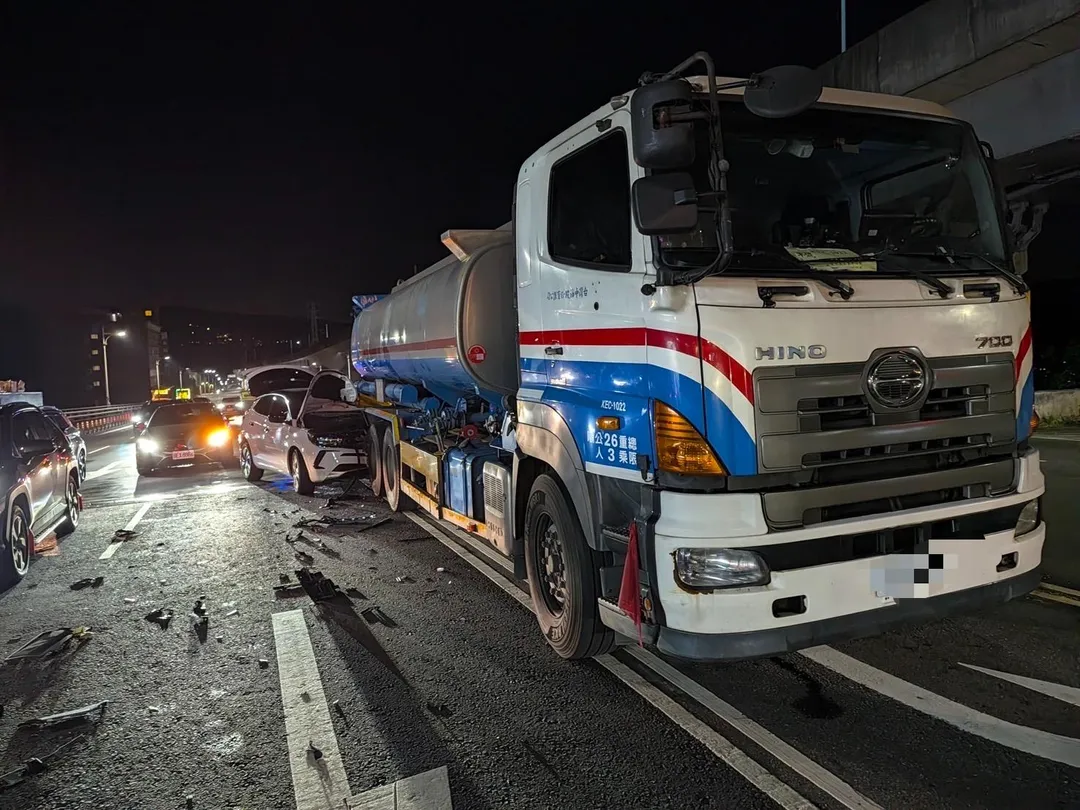 油罐車遭自小客車從後撞上。（圖／警方提供，以下相同）