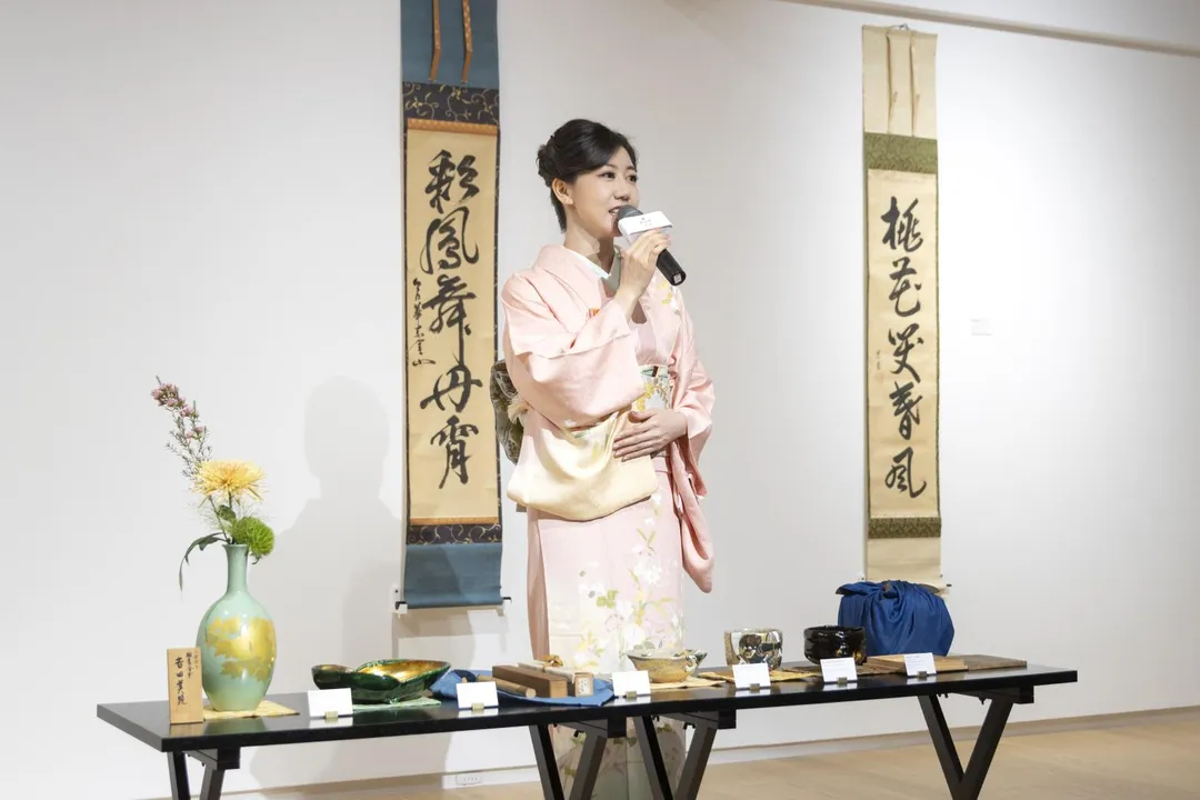 寶吉祥茶庵庵主顏廷宇於一週年記者會親自介紹六件百年珍稀茶道具。由左至右為：釉裏金彩芙蓉文花瓶(20世紀下半葉)、蛤形菓子器(1903年)、自作茶杓　銘「芭蕉」(18世紀下半葉)、乾山写風神雷神茶碗(20世紀中葉)、乾山写風神雷神茶碗(20世紀中葉)、黒茶碗　銘「窓の梅」(1802年)。（圖／寶吉祥提供）