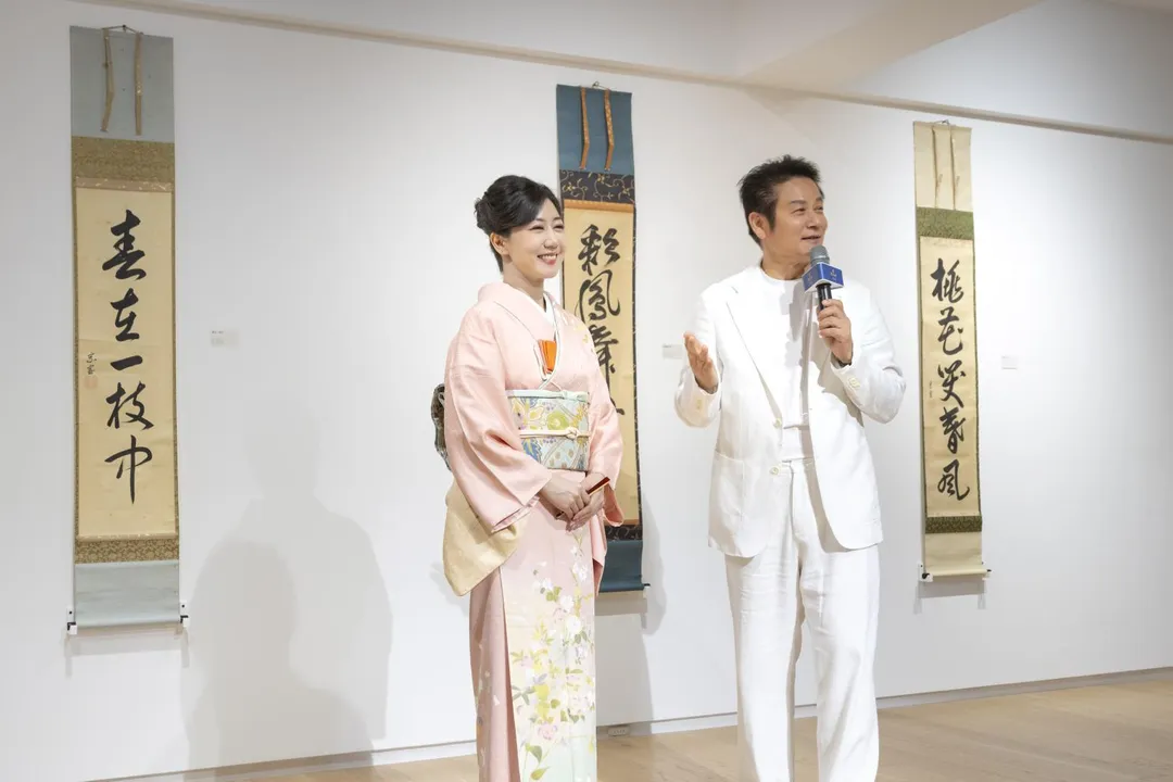 徐乃麟盛讚寶吉祥茶庵庵主顏廷宇多年來為茶道藝術投入甚深、鑽研至微，笑言私下也常向庵主請益修身養性之道。（圖／寶吉祥提供）