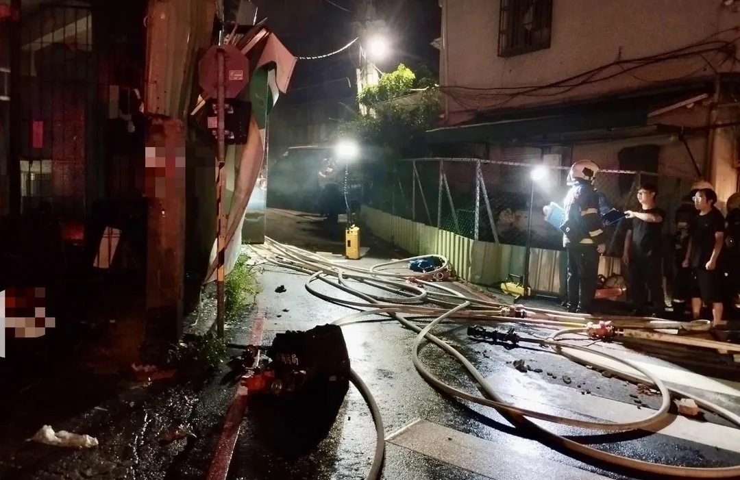 北投便當店氣爆消防人員到場。（圖／翻攝畫面）