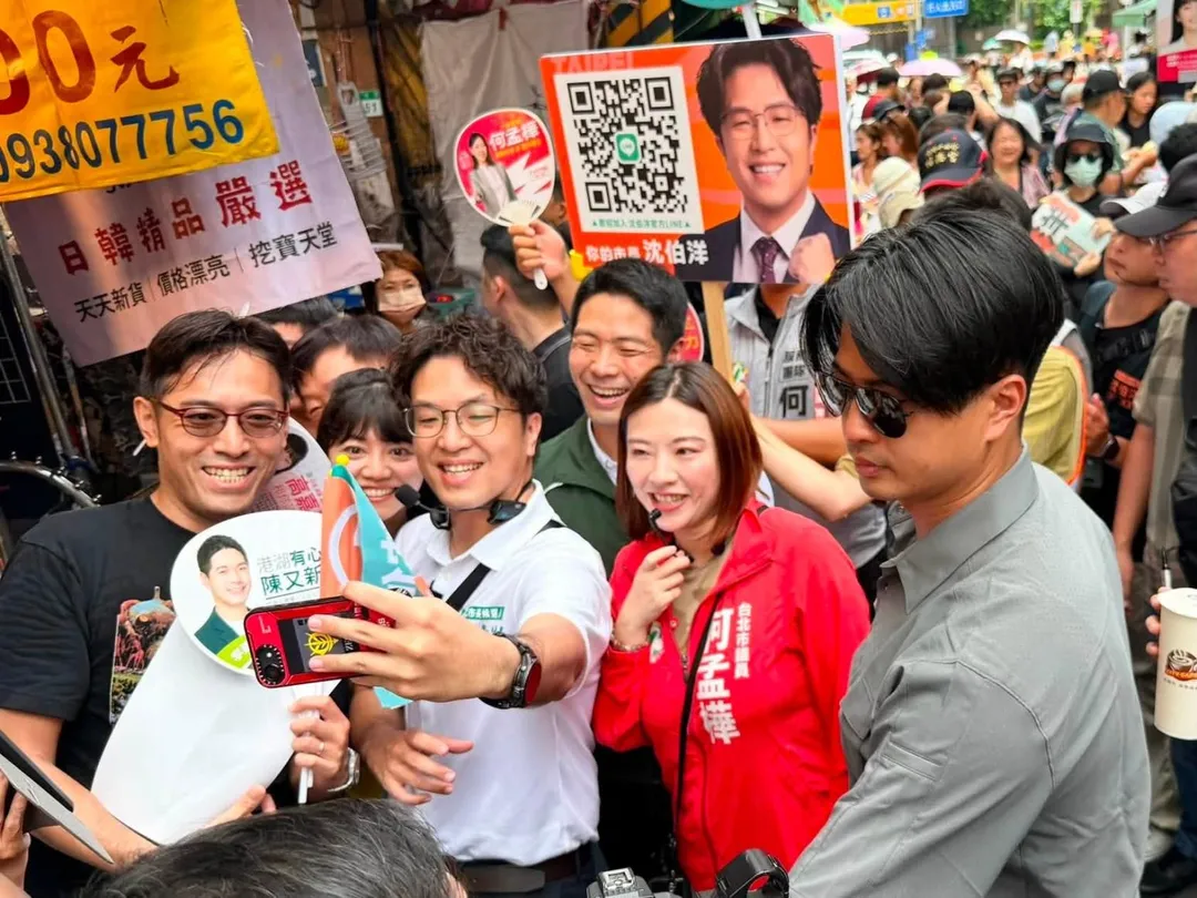 沈伯洋今日赴內湖區五分市場掃街拜票。（圖取自何孟樺臉書）