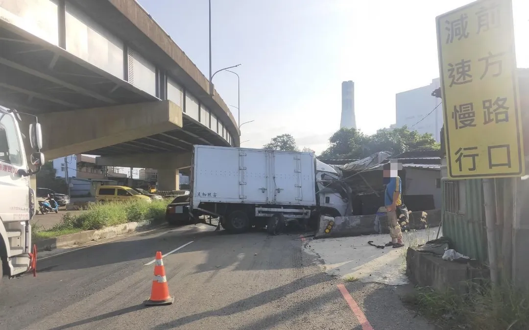 貨車高速衝撞鐵皮屋小吃店。（圖／翻攝畫面）