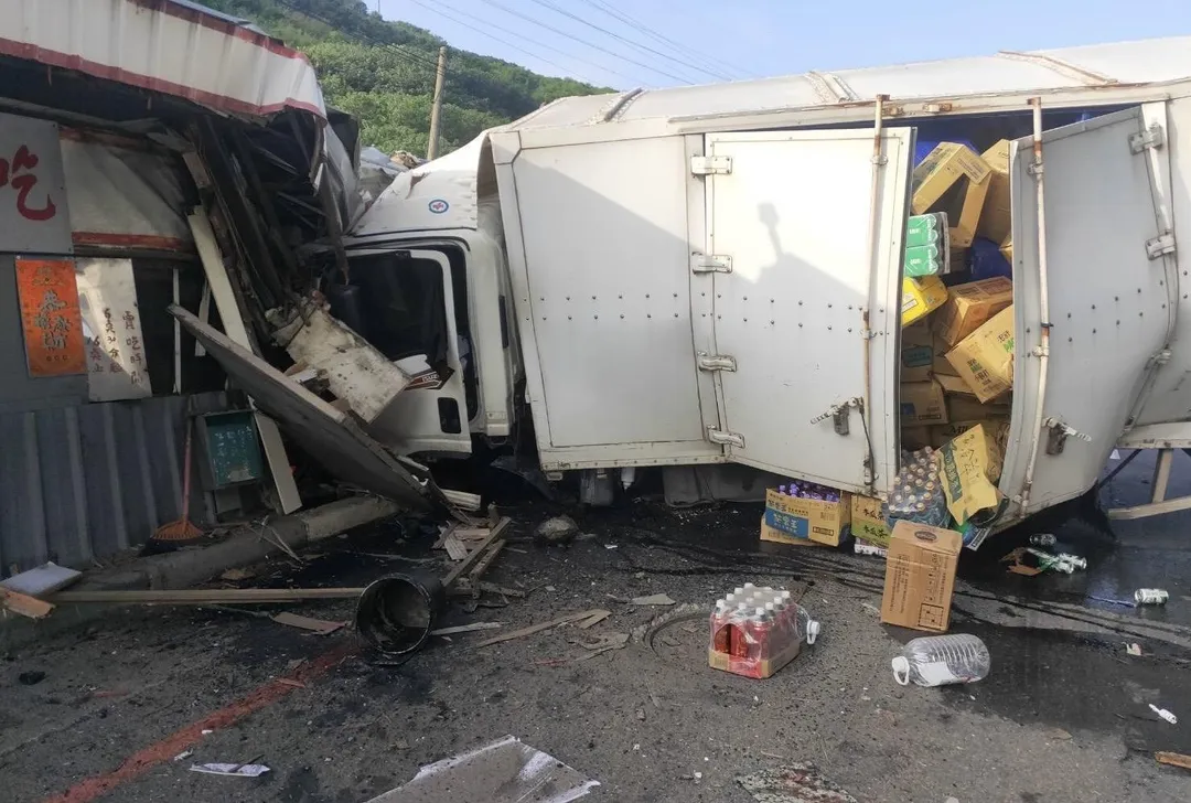鐵皮屋被撞爛貨車載運貨品也散落。（圖／翻攝畫面）