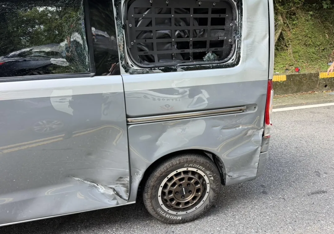 小貨車遭衝撞嚴重毀損。(圖/翻攝畫面)