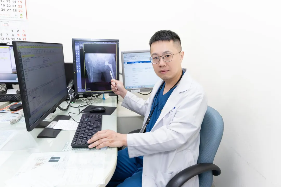 患者進行微創正前開人工髖關節置換手術。(圖/童綜合醫院)