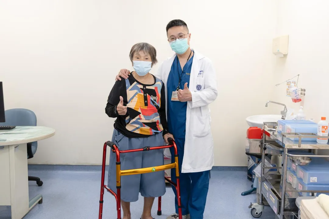 骨科部李宗翰醫師與患者合照。(圖/童綜合醫院)
