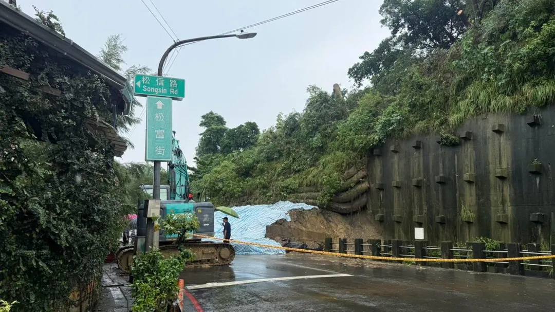 小港區松富街發生土石崩落，高雄市府緊急處理。（圖／翻攝柯志恩臉書）
