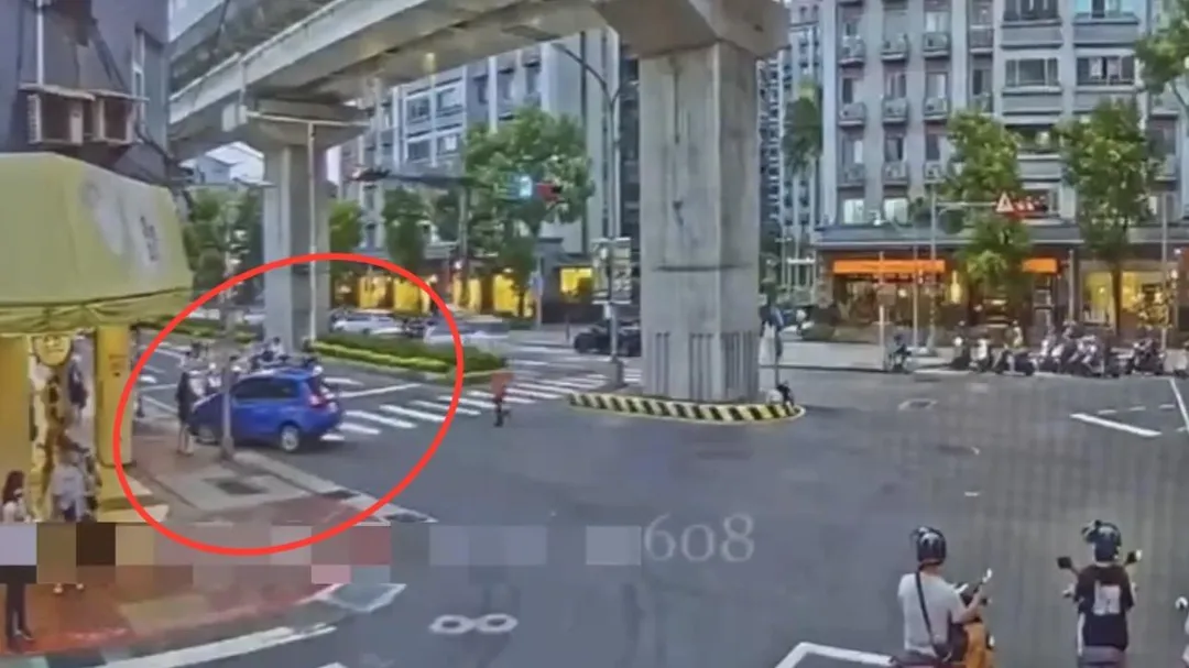 藍色轎車逆向開上人行道與騎樓。(圖/翻攝畫面)