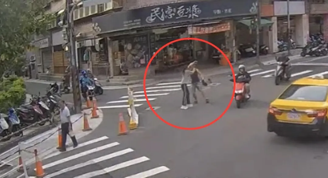 夫妻兩人在大街上拉扯。(圖/翻攝畫面)