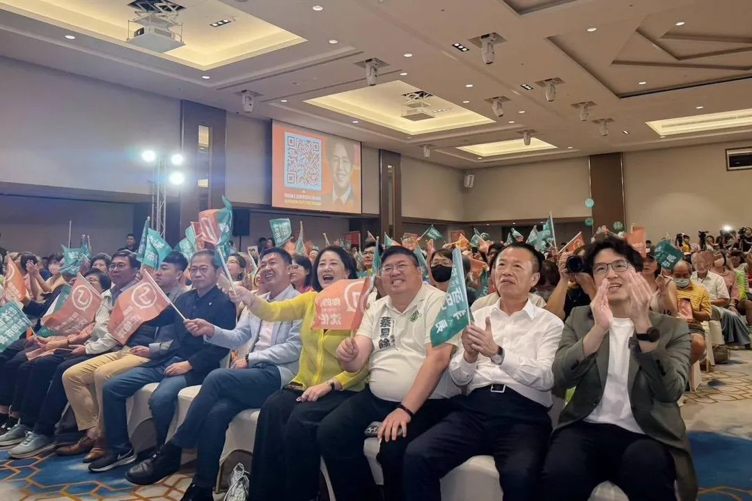 「台北市嘉義鄉親挺沈伯洋後援會」29日舉行成立大會,沈伯洋、翁章梁、蔡易餘等人出席。(圖/翻攝蔡易餘臉書)