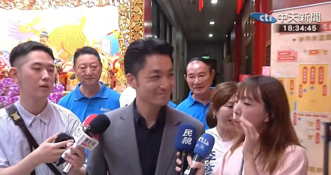 蔣萬安和立委李彥秀一起參加松山慈惠堂母娘祝壽活動。（圖／中天新聞）
