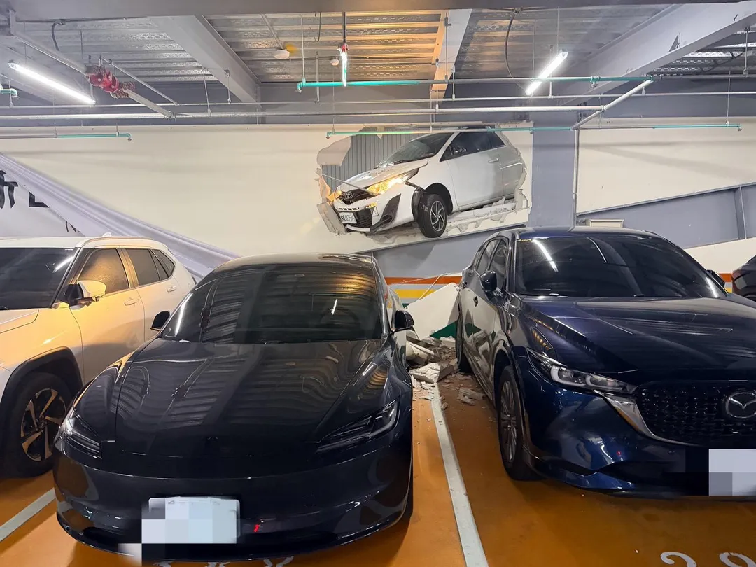 桃園市中壢區中山東路一段停車場發生車禍，車輛離場時失控撞破牆壁。（圖／警方提供）