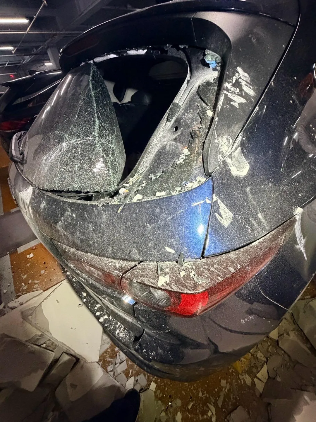 在牆下面的車輛，車身全是水泥塊（圖／警方提供）