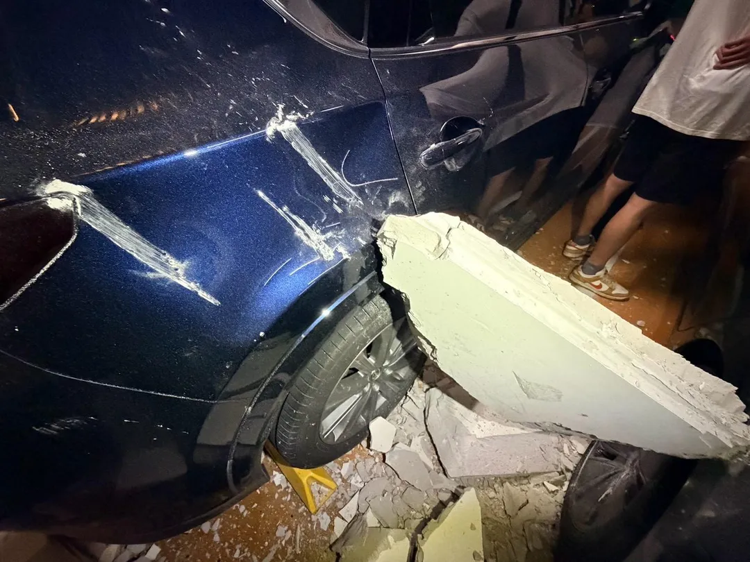 數輛車慘遭波及。（圖／警方提供）