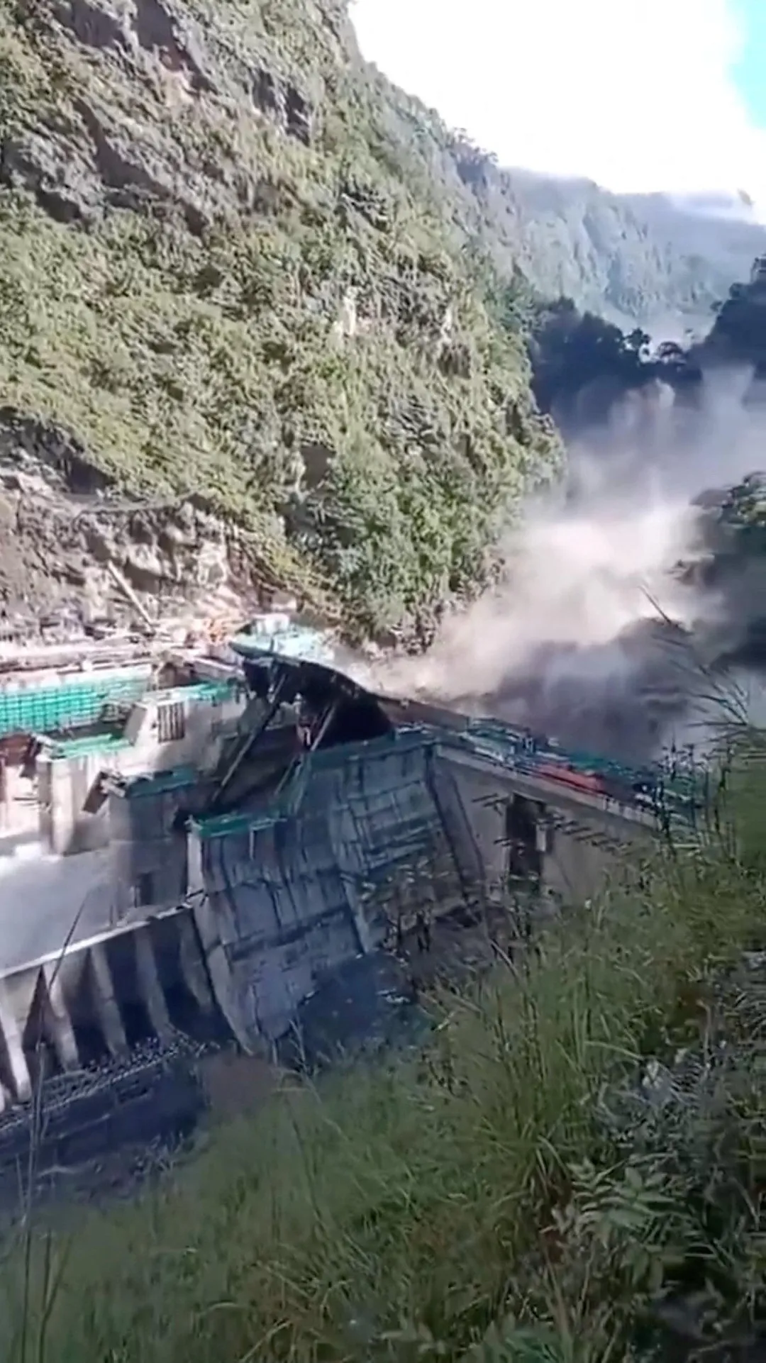 興建中的水力發電站被瞬間沖垮。（圖／路透社）
