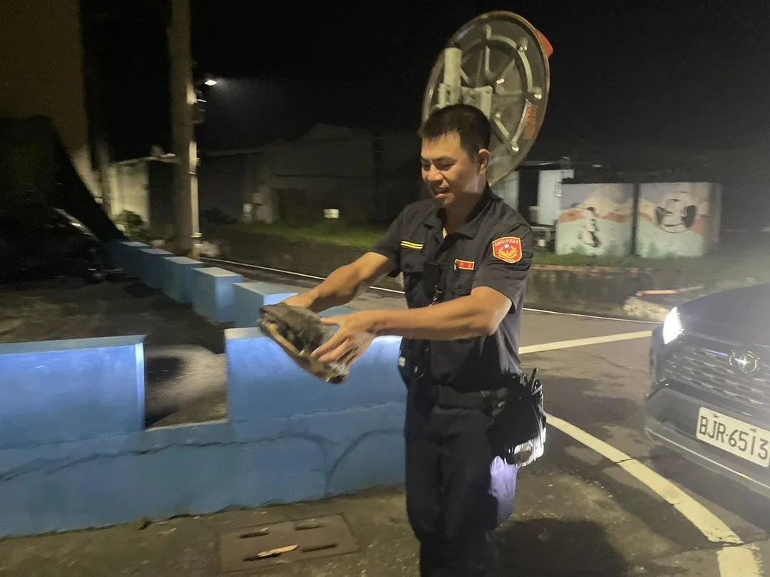 員警救起烏龜。(圖/警方提供)