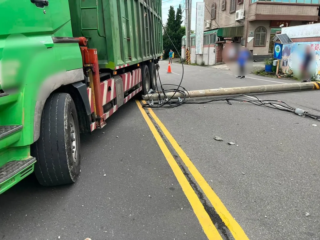 台南大貨車抓斗吊桿沒有收拉斷電線桿。（圖／警方提供）