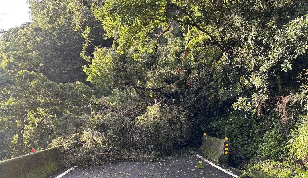 公路局已緊急於上午7時實施預警性封閉，全力搶修中。（圖／公路局提供）